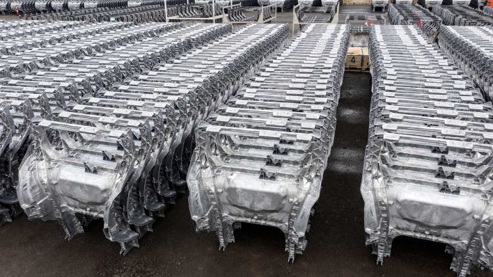 Gestanzte Fahrzeugteile fuer das Tesla Y Modell stehen auf dem Werksgelaende der Tesla Giga Factory. (Quelle: dpa)