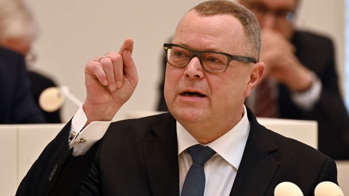 Michael Stübgen (CDU), Minister des Innern und für Kommunales von Brandenburg, spricht während der Debatte im Landtag. (Quelle: dpa)