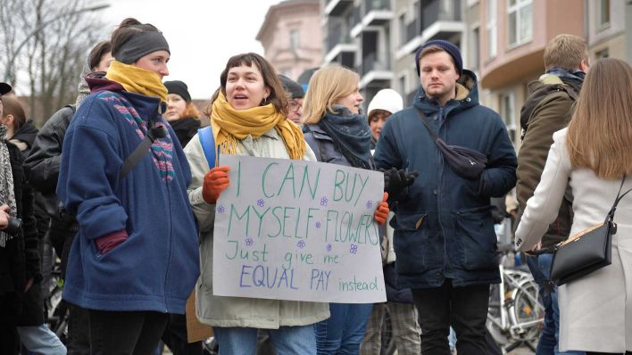 Kundgebung zum internationalen Frauentag am Mittwoch (08.03.2023) unter dem Motto "Feministisch, Solidarisch, Gewerkschaftlich" in Berlin. (Quelle: dpa)