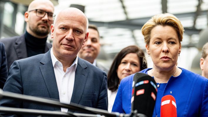 Franziska Giffey (SPD, r), Regierende Bürgermeisterin von Berlin, und Kai Wegner (CDU, 2.v.l), Spitzenkandidat und Landesvorsitzender Berlin, sprechen zum Beginn der Koalitionsverhandlungen (Quelle: dpa)