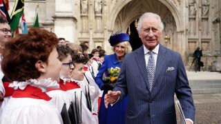 König Charles III. (r) und Camilla (2.v.r), Königsgemahlin, treffen Chorsänger nach dem Gottesdienst (Quelle: dpa/Jordan Pettitt)
