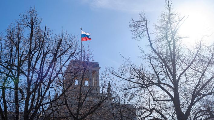 Die russische Flagge weht auf der russischen Botschaft in Berlin-Mitte. (Quelle: dpa/Stephan Schulz)