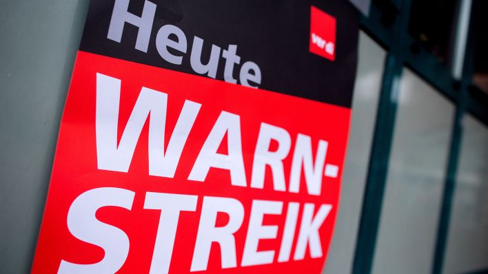 Ein Plakat der Gewerkschaft Verdi mit der Aufschrift Heute Warnstreik" (Quelle: dpa/Hauke-Christian Dittrich)