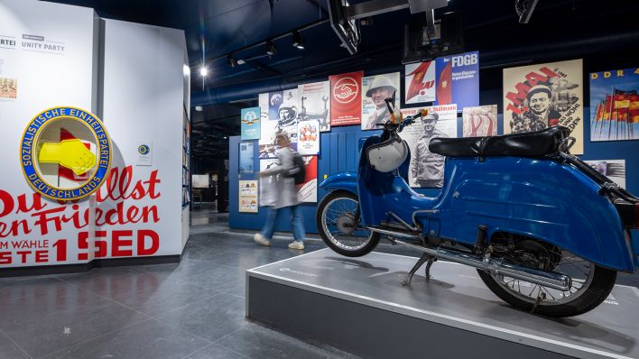 Archivbild: Ein "Schwalbe" Moped steht in den Ausstellungsräumen des DDR-Museums, aufgenommen bei der Pressekonferenz zur Wiedereröffnung des DDR-Museums. (Quelle: dpa/M. Skolimowska)