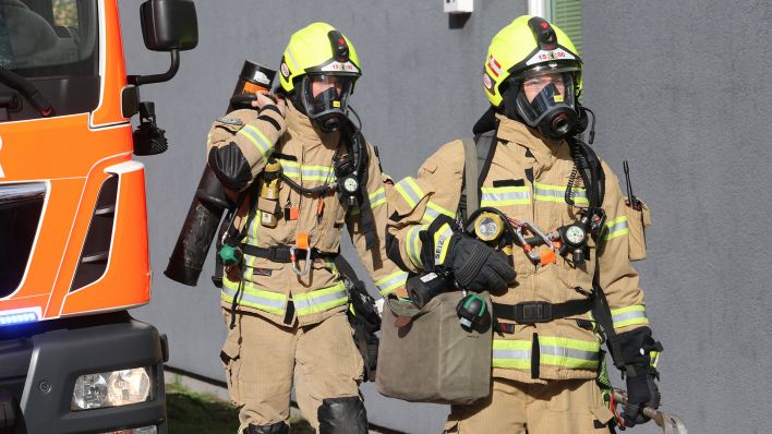 Symbolbild: Feuerwehrleute gehen unter Atemschutz zu einem Einsatz. (Quelle: dpa/P. Zinken)