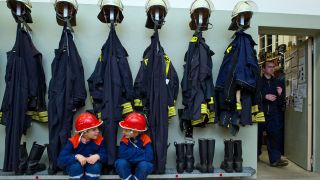 Archivbild: Zwei achtjährige Jungs sitzen in ihrer Kinderuniform in der Freiwilligen Feuerwehr im Ortsteil Klistow von Frankfurt (Oder) (Brandenburg). (Quelle: dpa/P. Pleul)