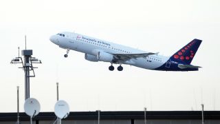 Ein Flugzeug Airbus A 320-214 der Fluggesellschaft Brussel Airlines startet am 02.09.22 vom Flughafen Berlin Brandenburg Willy Brandt. (Quelle: dpa/ Soeren Stache)