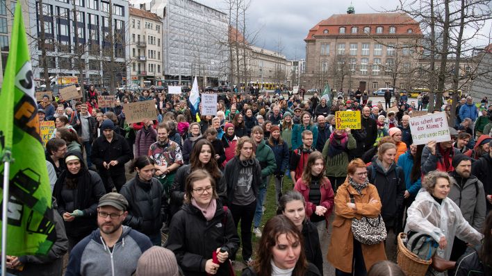 Teilnehmer an einer Demonstration der Bewegung Fridays for Future stehen am Invalidenpark. (Quelle: dpa/P. Zinken)