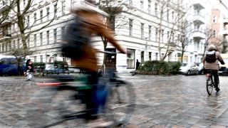 Fahrradfahrer und Fußgänger überqueren eine Straßenkreuzung im Graefekiez im Berliner Stadtteil Kreuzberg. Das Bezirksamt Friedrichshain-Kreuzberg stellt ein Modellprojekt für den Verkehr im Graefekiez vor. (Foto: dpa)