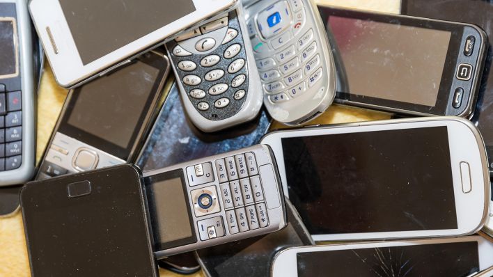 Ein Haufen alter Handys und Smartphones