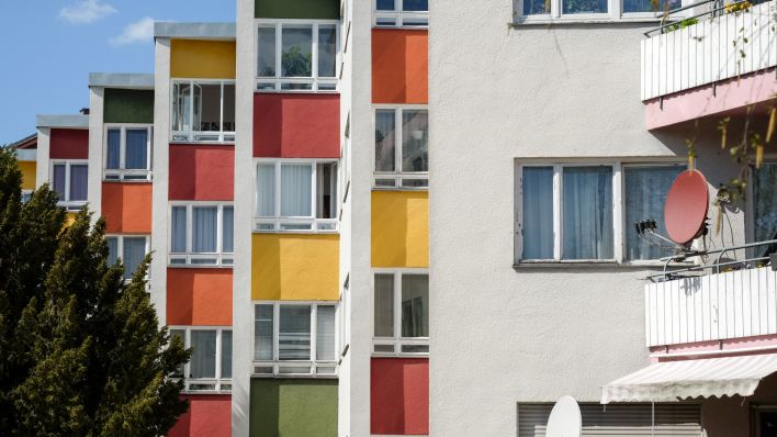 Das farbige Laubenganghaus in der Goebelstraße in Charlottenburg, erbaut 1955-1956 von Hans Scharoun in Siemensstadt. (Quelle: dpa/Jens Kalaene)