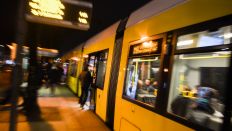 Eine Straßenbahn auf der Linie M10 hält an der Haltestelle Frankfurter Tor. (Quelle: Christophe Gateau/dpa)