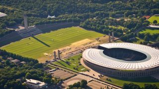 Archivbild: Die Luftaufnahme zeigt das Olympiastadion in Berlin. (Quelle: dpa/O. Spata)
