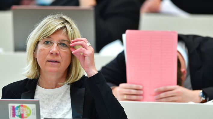 Kathrin Dannenberg fasst sich bei einer Rede im Brandenburgre Landtag an die Brille. (Quelle: dpa/S. Stache)