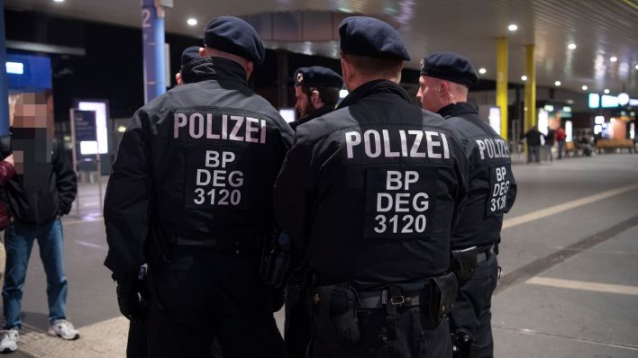 Bundespolizisten beobachtent im Bahnhof Gesundbrunnen Reisende. Die Polizeibeamte kontrollieren bis zum frühen Samstagmorgen in den Bahnhöfen Reisende. (Quelle: dpa/P. Zinken)