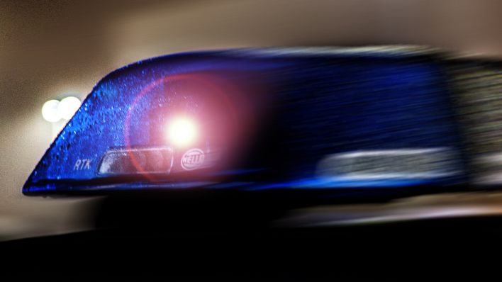 Ein Einsatzfahrzeug der Polizei mit Blaulicht. (Quelle: Fotostand/K.Schmitt/dpa)