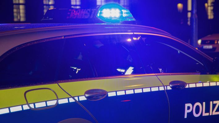 Symbolbild: Polizeieinsatz - Einsatzfahrzeug der Polizei bei Dunkelheit mit Blaulicht. (Quelle: dpa/U. Hermann)