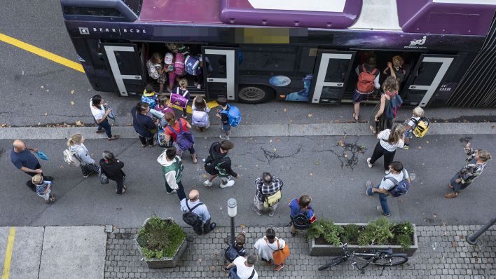 Symbolbild: Kinder steigen in einen Schulbus ein. (Quelle: dpa/Keystone)