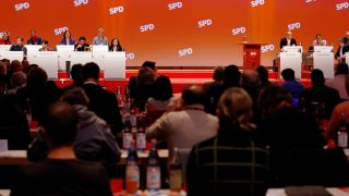 Archivbild: Delegierte verfolgen den Landesparteitag der SPD Berlin. (Quelle: dpa/C. Koall)