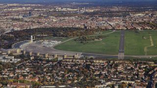 Archivbild: Der ehemalige Flughafen Tempelhof, heute das Tempelhofer Feld, aufgenommen aus einem Hubschrauber. (Quelle: dpa/J. Woitas)