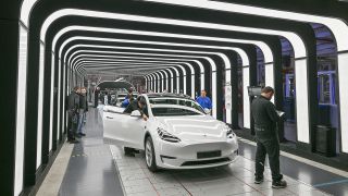 Archivbild: Mitarbeiter der Tesla Gigafactory Berlin Brandenburg arbeiten an der Endkontrolle der fertigen Elektrofahrzeuge vom Typ Model Y. (Quelle: dpa/P. Pleul)