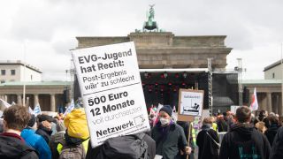 Teilnehmer an der Demonstration von Verdi und EVG protestieren am Brandenburger Tor. Unter dem Motto "Wir zahlen nicht für eure Krise" hatten die Gewerkschaften zu dem Protest aufgerufen. (Quelle: dpa/P. Zinken)