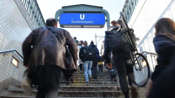 Symbolbild:Reisende verlassen den U-Bahnhof Senefelder Platz.(Quelle:dpa/P.Zinken)