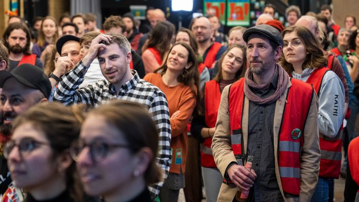 Mitglieder des Bündnisses "Berlin 2030 Klimaneutral" reagieren auf die ersten Ergebnisse über den Volksentscheid „Berlin 2030 Klimaneutral“. Bei dem Volksentscheid geht es um ehrgeizigere Klimaziele in Berlin. (Quelle: dpa/C. Gateau)