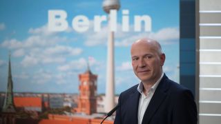 Archivbild: CDU-Spitzenkandidat Kai Wegner steht im ZDF-Wahlstudio. (Quelle: dpa/S. Gollnow)