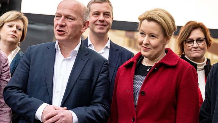 Archivbild: Franziska Giffey (SPD), Regierende Bürgermeisterin von Berlin, und Kai Wegner, Spitzenkandidat der CDU, kommen zu Sondierungsgesprächen. (Quelle: dpa/F. Sommer)