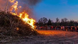 Symbolbild:Besucher schauen sich das Osterfeuer in Brandenburg an.(Quelle:dpa/F.Hammerschmidt)