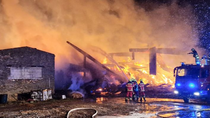 Feuerwehrleute in Werneuchen (Barnim) bekämpfen einen Brand in einer rund 3600 Quadratmeter großen Scheune, in der Heu gelagert wurde. (Quelle: dpa/Dominik Totaro)