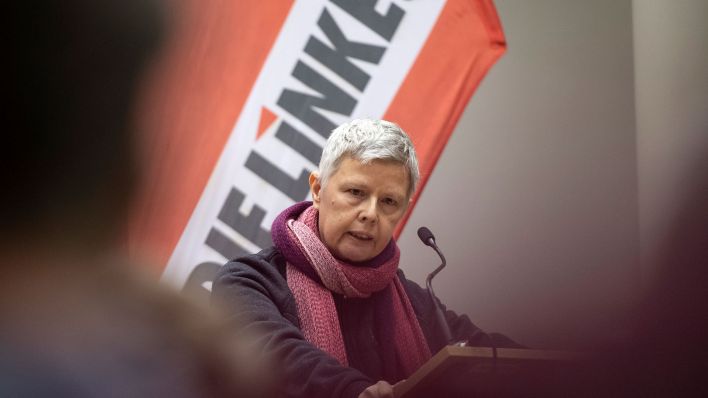Katina Schubert, Vorsitzende der Berliner Linke spricht beim außerordentlichen Landesparteitag ihrer Partei. (Quelle: dpa/Paul Zinken)