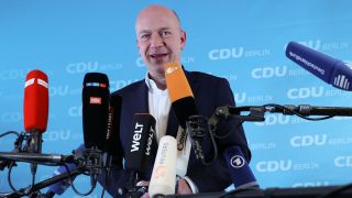 CDU-Landeschef Kai Wegner spricht nach der Sitzung des Landesparteivorstands, bei dem für Koalitionsgespräche mit der SPD gestimmt wurde, vor der Presse. (Quelle: dpa/Jörg Carstensen)