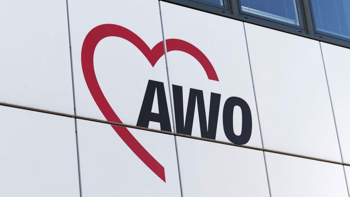 Das Logo der Arbeiterwohlfahrt "AWO" an einem Gebäude (Bild: imago images/Karl Schöf)