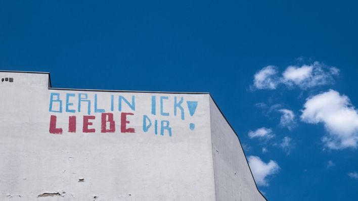 Symbolbild: Detail einer Hausfassade mit dem Spruch "Berlin Ick Liebe Dir":(Quelle:imago images/R.Pollack)