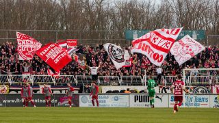 Die Fans von Energie Cottbus bei einem Auswärtsspiel (Quelle: IMAGO/Fotostand)