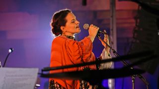 Archivbild:Emiliana Torrini bei einem Konzert am 24.02.2017.(Quelle:imago images/Gonzales Photo)