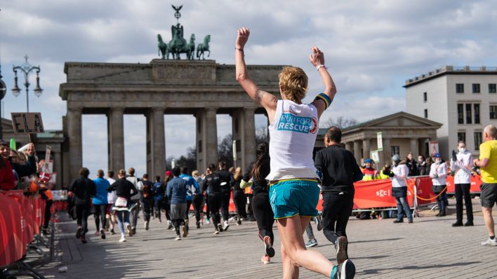 Läufer beim Berliner Halbmarathon 2022 am Brandenburger Tor (Quelle: IMAGO/camera4+)