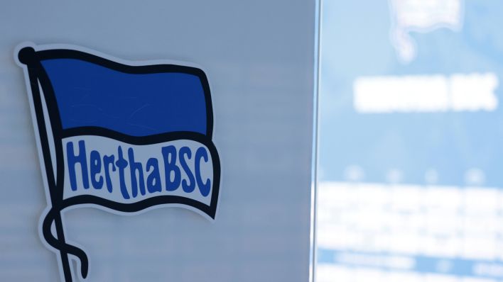Das Logo von Hertha BSC an einer Wand auf der Geschäftsstelle (Bild: IMAGO/Metodi Popow)