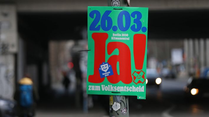 Symbolbild:Plakat Volksentscheid Berlin.(Quelle:imago images/GE-Foto)