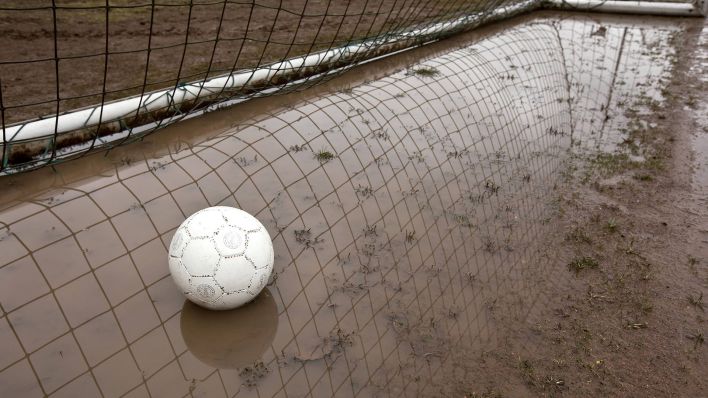 Fußballplatz unter Wasser (IMAGO / Claus Bergmann)