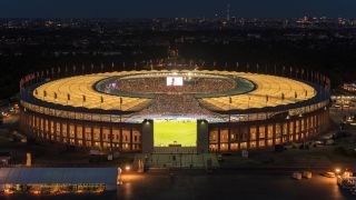 Beleuchtetes Olympiastadion in Berlin (Quelle: IMAGO / Camera 4)