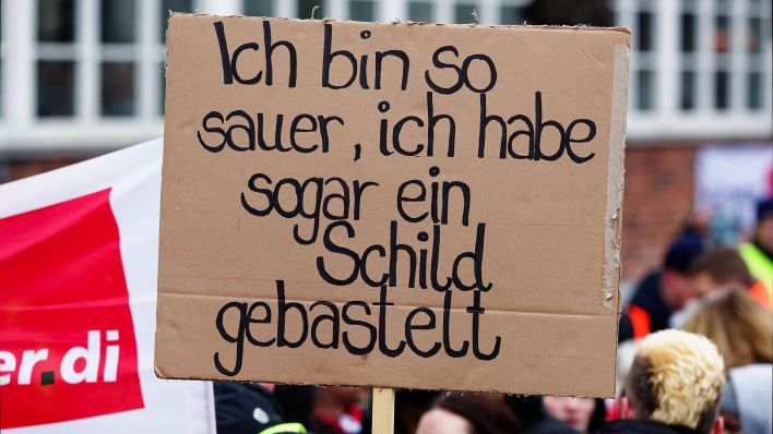 Symbolbild:Bei einer Streikkundgebung wird ein Schild mit der Aufschrift:"Ich bin so sauer, ich habe sogar ein Schild gebastelt" hoch.(Quelle:imago images/J.Heinrich)