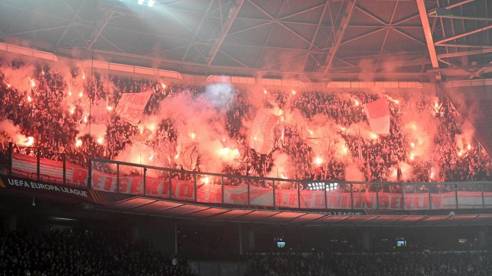 Pyrotechnik von Union-Fans bei Ajax Amsterdam (Quelle: IMAGO / Matthias Koch)