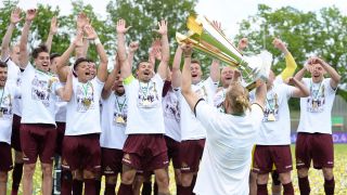 Die Mannschaft des BFC Dynamo feiert 2021 den Pokalsieg (imago images/Matthias Koch)
