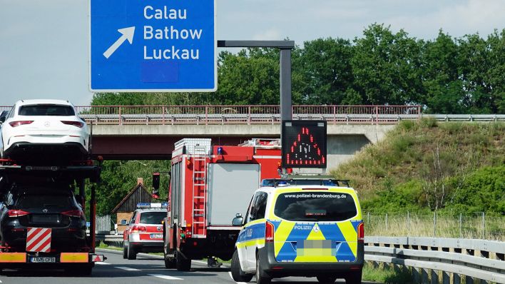 Archivbild: Calau, Brandenburg, GER - Feuerwehr und Polizeiwagen stehen auf der A13 auf dem Standstreifen. (Quelle: imago images/F. Sorge)