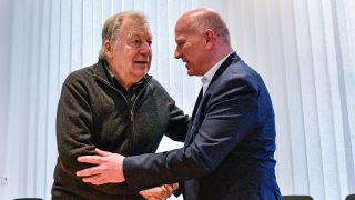 Der frühere Regierende Bürgermeister von Berlin, Eberhard Diepgen (l.), und CDU-Landesparteichef Kai-Wegner schütteln sich auf einer Sitzung des Landesparteivorstandes die Hand. (Quelle: imago-images/Funke Foto Services)