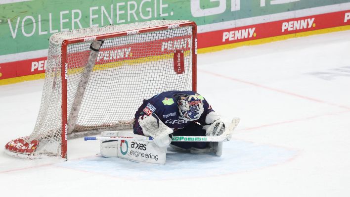 Eisbären-Goalie Tobias Ancicka sitzt nach der Niederlage gegen Schwenningen enttäuscht im Tor (imago images/Nordphoto)