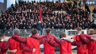 Die Mannschaft von Rot-Weiß Erfurt feiert mit den Fans (imago images/Christoph Worsch)